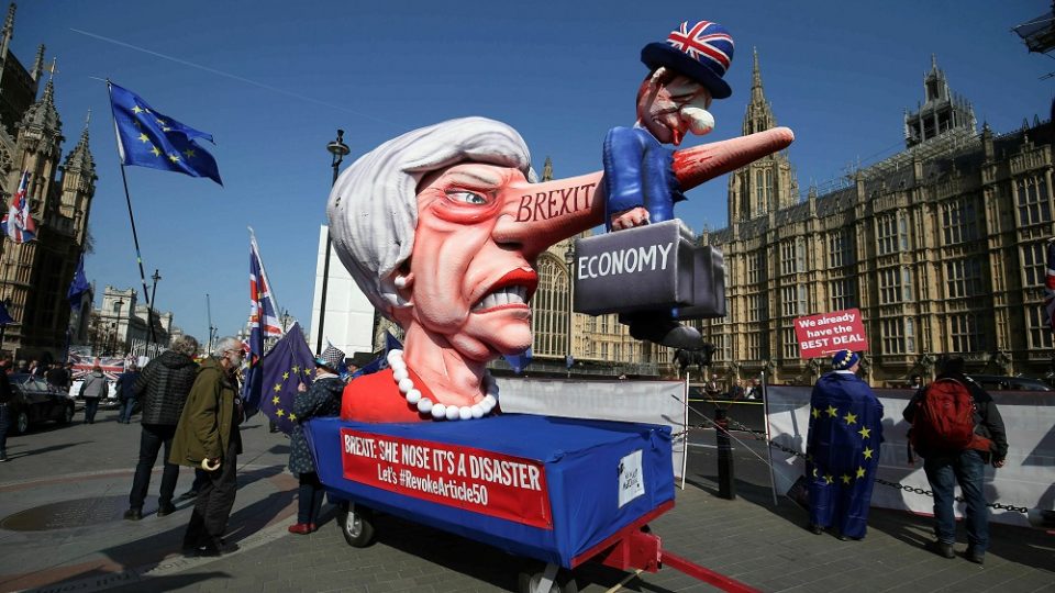 Британците ги отфрлија алтернативите за Брегзит, ја напуштаат ЕУ без договор