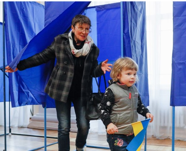 Слаб одѕив на претседателските избори во Украина-до 11 часот едвај 7,93%
