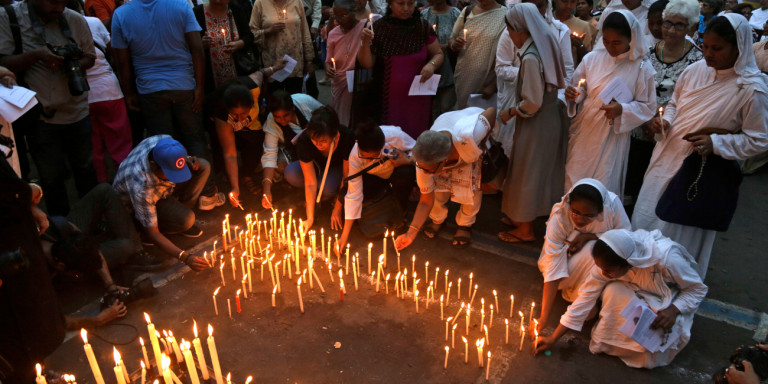 Во бомбашките напади во Шри Ланка се убиени 359 лица