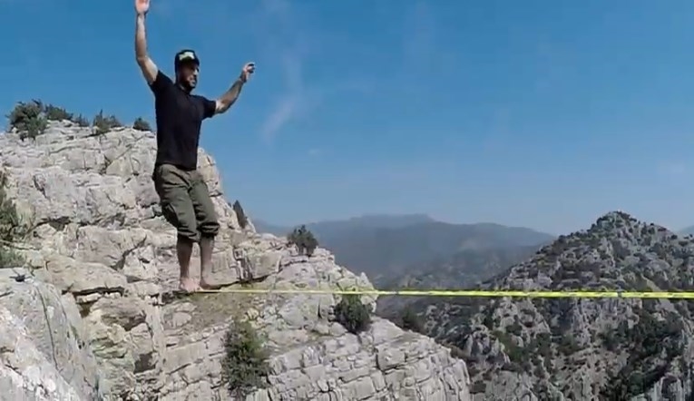 Мартин оди по јаже меѓу карпите од Демиркаписка клисура(ВИДЕО)