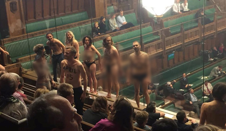 „Голи“ протести во британскиот парламент (ВИДЕО)
