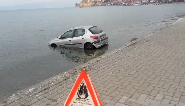 „Пежо 206“ падна во Охридско Езеро