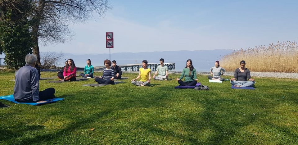 Силјановска на јога крај брегот на Охридското Езеро (ВИДЕО)