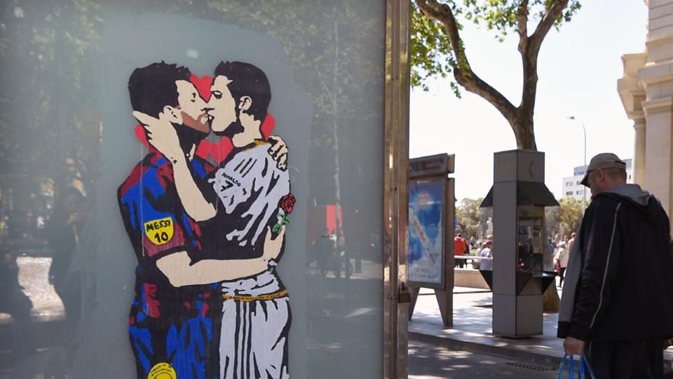 Бакнеж за кој се раскажува: Меси и Роналдо во прегратка