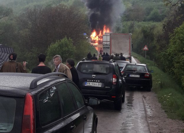 Автобус на Ниш експрес се запалил по судар со камион – четири лица загинале, шест повредени