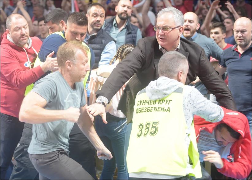 Глумецот Милан Калиниќ се степа со навивач на дербито Црвена Ѕвезда – Партизан, ги разделуваше министерот Шутановац