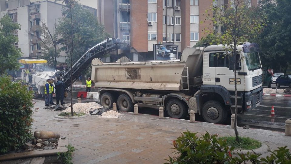 Град Скопје го менува асфалтот на улицата кај гимназијата „Јосип Броз Тито“