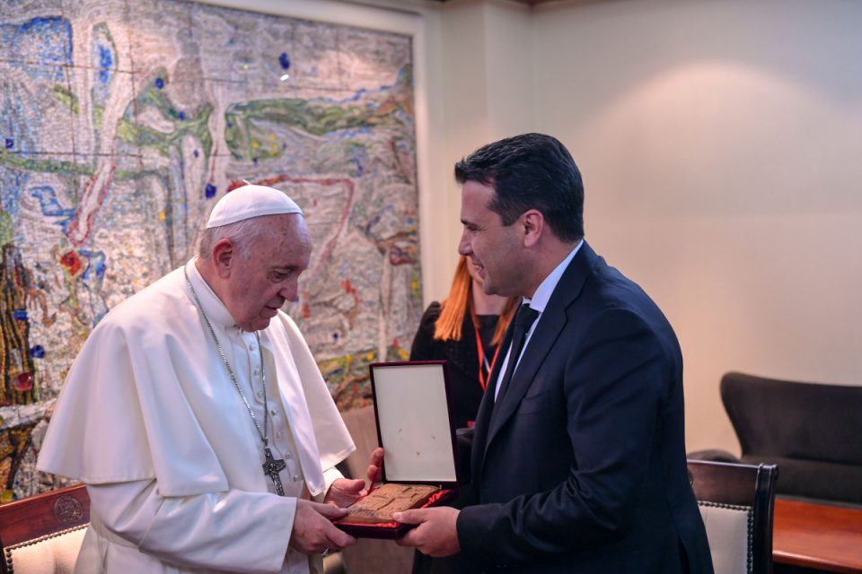Премиерот Заев му подари на папата Франциск реплика од теракотна икона од Виничко кале