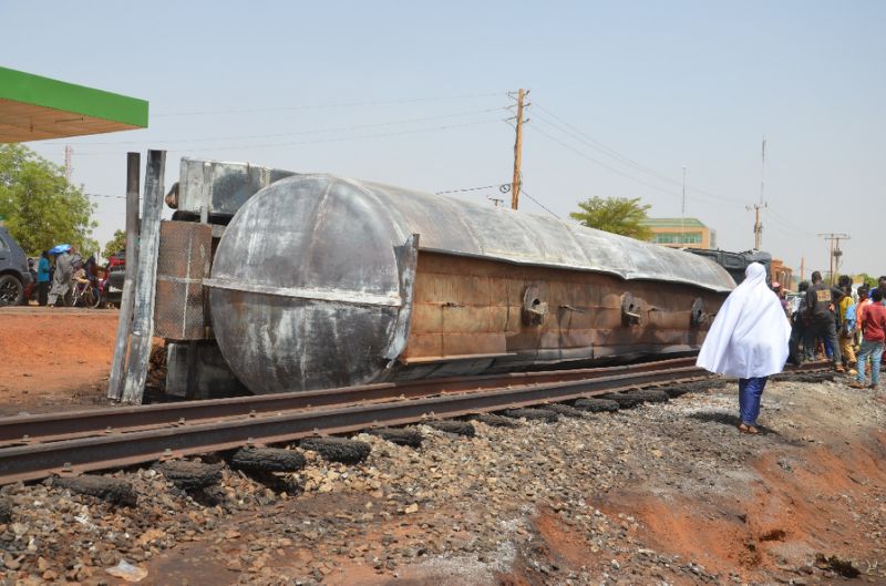 Во експлозија на превртена цистерна во Нигер загинаа повеќе од 50 луѓе
