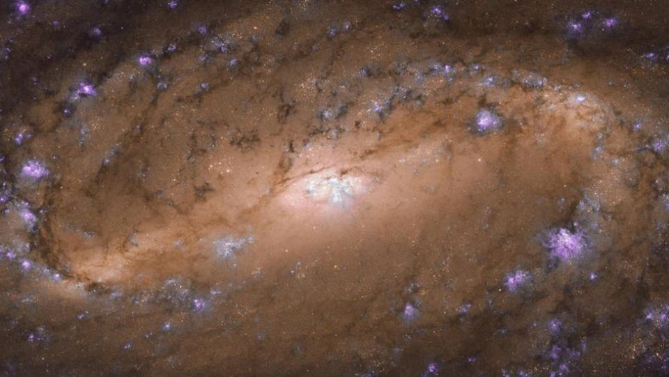 НАСА фотографираше спирална галаксија каде многу брзо се создаваат нови ѕвезди