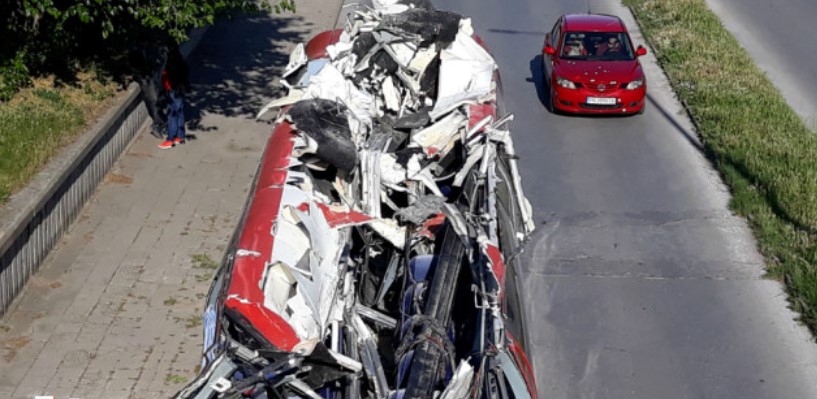 Остана без покрив: Maкедонски автобус во Бугарија сакал да помине на понизок надвозник (ФОТО)