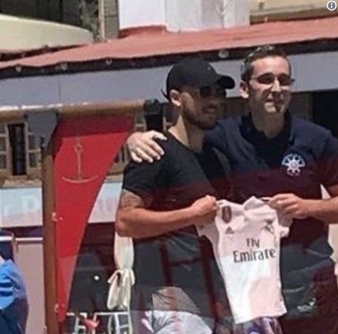 Иако уште нема потпишано: Азар се сликаше со дресот на Реал Мадрид (ФОТО)