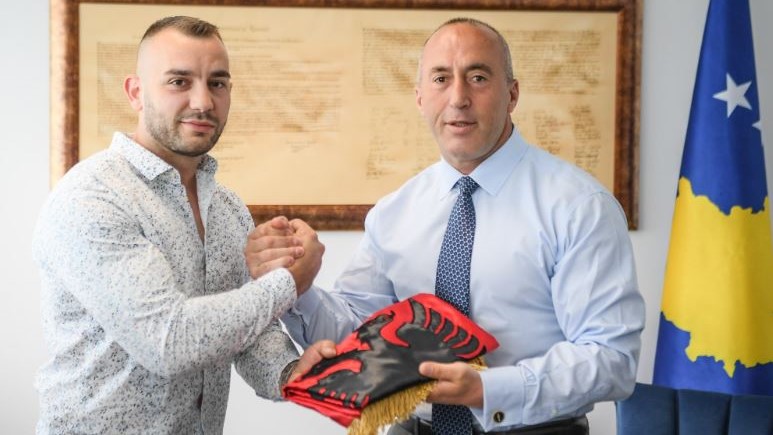 Харадинај му подари албанско знаме на боксерот кој ќе се соочи со Вељко Ражњатовиќ
