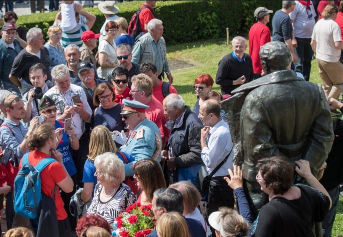 Некогаш денеска беше „ден на младоста“: Во Кумровец се поклонија пред бистата на Тито (ФОТО)