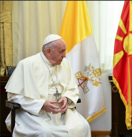 Папата се помоли за мир во Украина