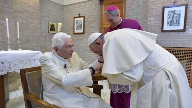 Сегашниот и стариот папа живеат еден до друг (ФОТО)