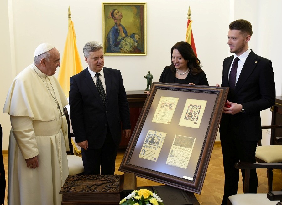 Франциск доби резбан албум со фотографии од христијанската традиција во Македонија (ФОТО)