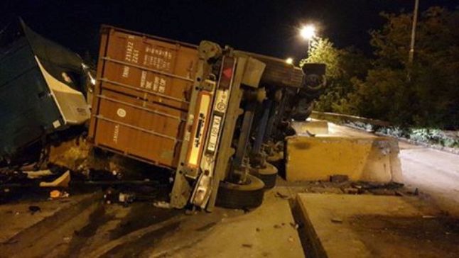 Камион се заби во старата патарина кај Градско (ФОТО-ВИДЕО)