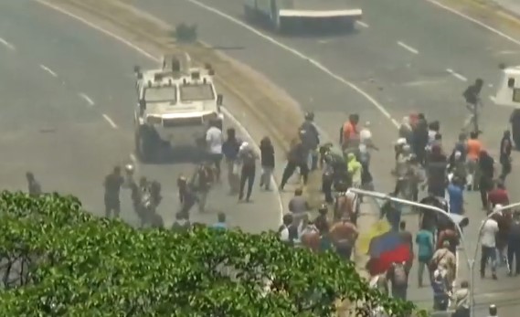 Демонстранти на улица, Гваидо повикува на соборување на Мадуро и слободни избори (ВИДЕО)