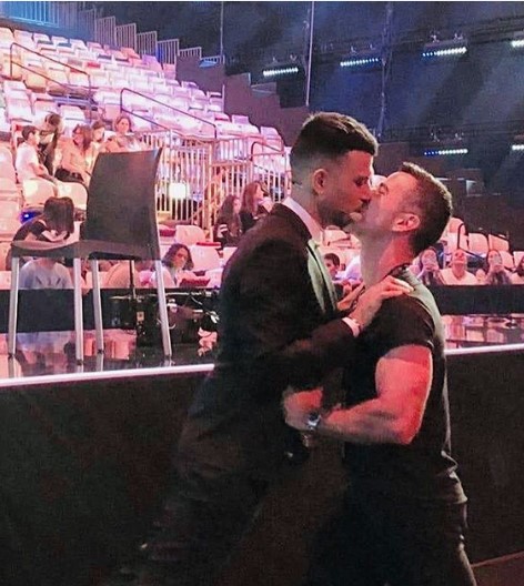 Водителот на Евровизија е лудо вљубен во својот сопруг (ФОТО)