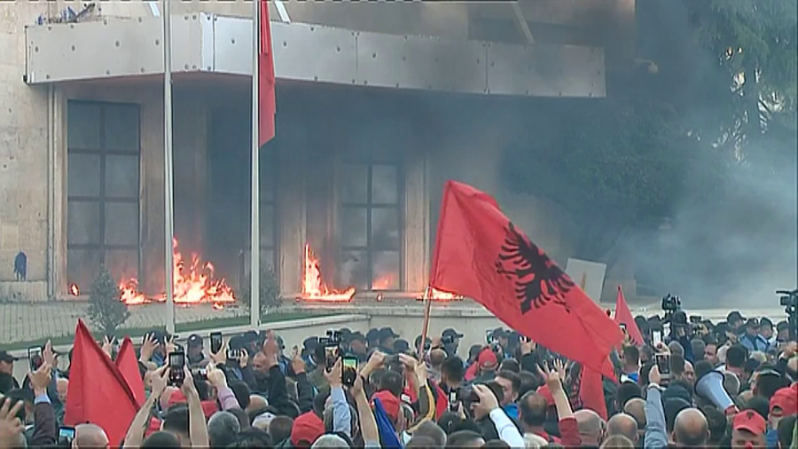 Албанската опозиција утре повторно на протести пред Владата