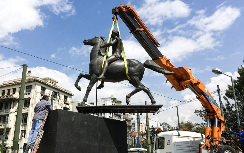 Вандализиран споменикот на Александар Македонски во Атина – тој бил крвник и хомосексуалец