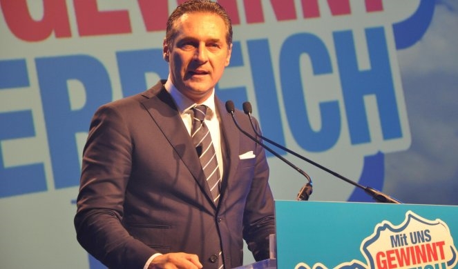 Австрискиот вицепремиер поднесе оставка поради скандалозно видео
