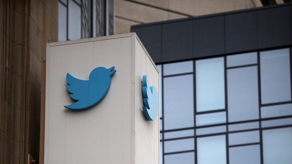 Твитер суспендира уште 371.000 профили поради терористичка содржина