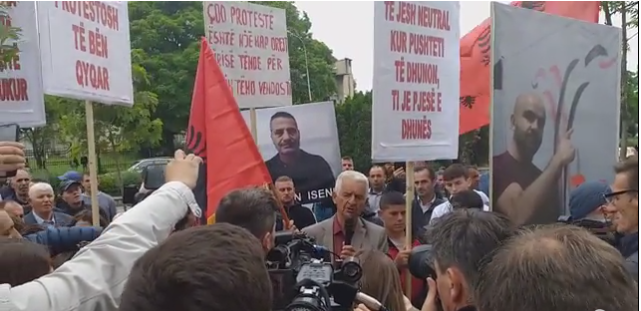 Со скандирање „УЧК, УЧК“ и карта на голема Албанија демонстрантите бараа правда за осудените од „Диво насеље“