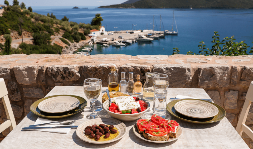 Од денеска поевтина храна и угостителски услуги во Грција
