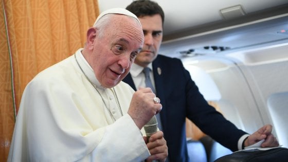 Папата бара монахињите и свештениците да пријавуваат сексуално злоставување