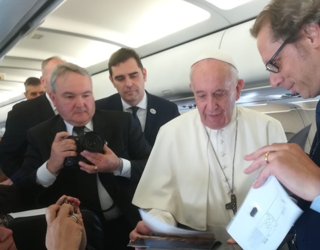 Kaква беше атмосферата во авионот на Папата на пат кон Бугарија (ВИДЕО)