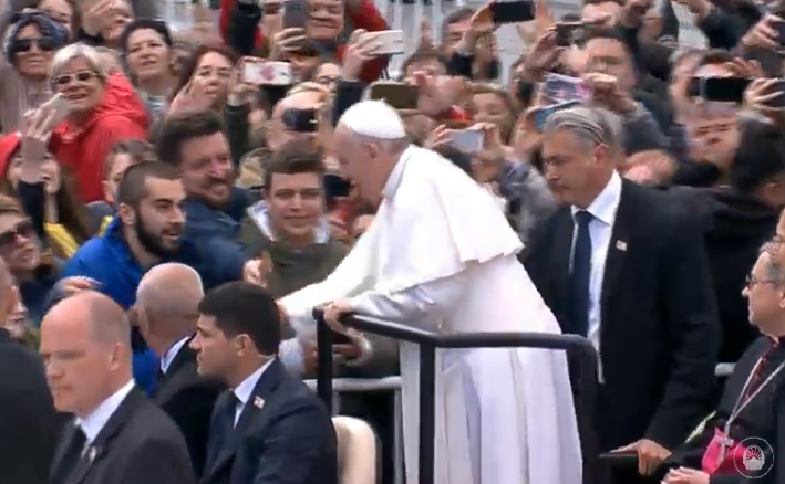Папата се помоли пред споменикот на Мајка Тереза и замина на миса на плоштадот „Македонија“