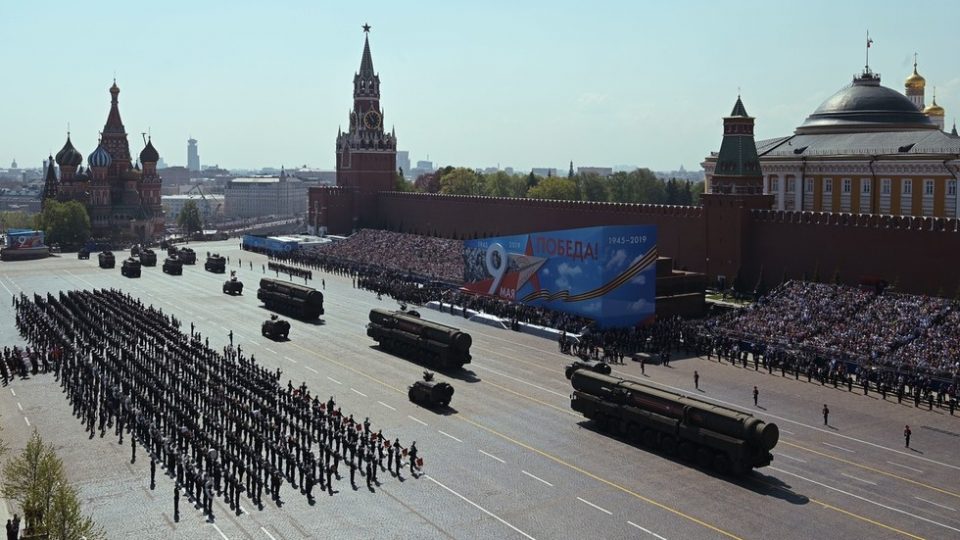Грандиозна парада во Москва – со марш на 13.000 војници одбележана победата над нацистичка Германија (ВИДЕО)