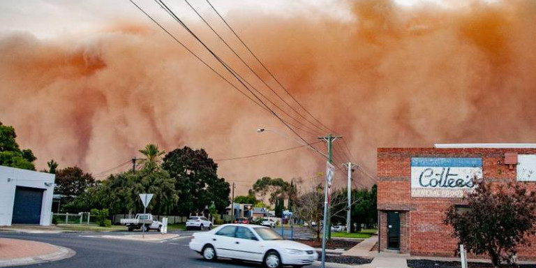 Песочна бура проголта цел град во Австралија