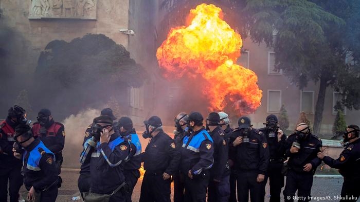 Предупредување до Тирана за датумот за преговори со ЕУ поради насилните протести