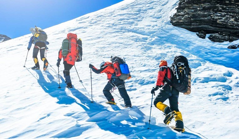 Загинаа тројца планинари на Монт Еверест (видео)