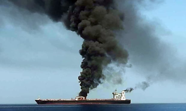 Два танкери со нафта во пламен, сомнежите се дека се погодени со торпедо (ВИДЕО)