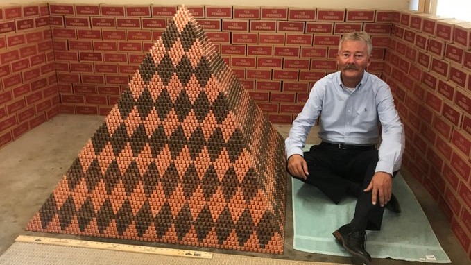 Американец изгради пирамида со над 1 милион парички (ВИДЕО)