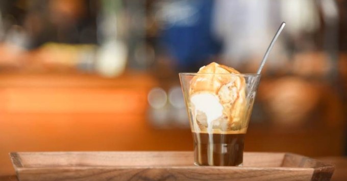 Афогато – италијански напиток од кафе и сладолед (ВИДЕО)