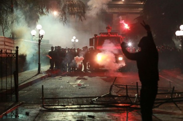 Само неколку часови по заминувањето на Столтенберг: Хаос на улиците во Тирана (ВИДЕО)