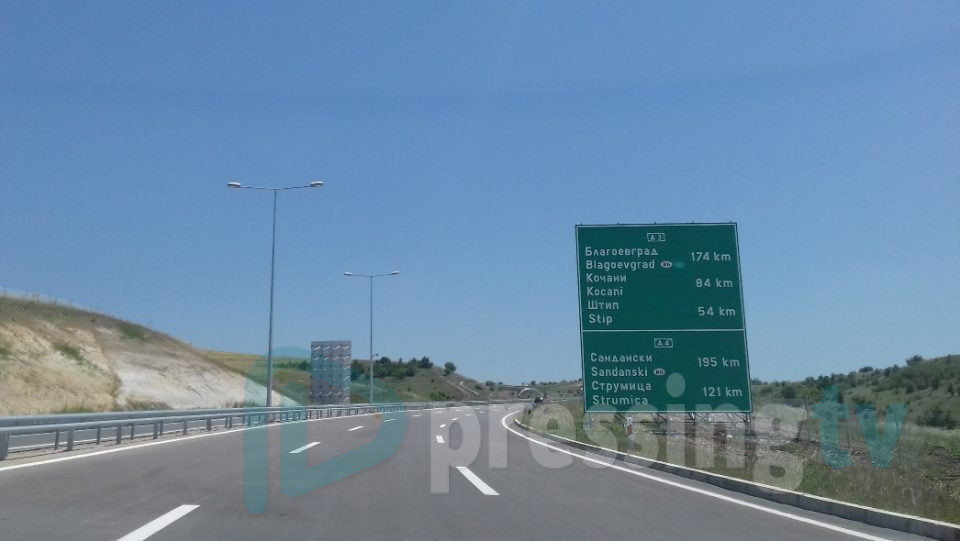Фирми од Бугарија, Косово, Струга и Желино добиле милионски договори за одржување на македонските патишта