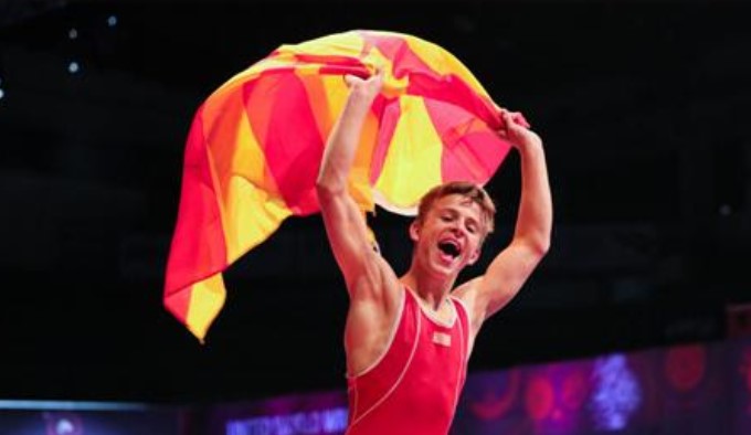 Го развиори македонското знаме: Бесир Алили стана европски шампион во борење (ВИДЕО)