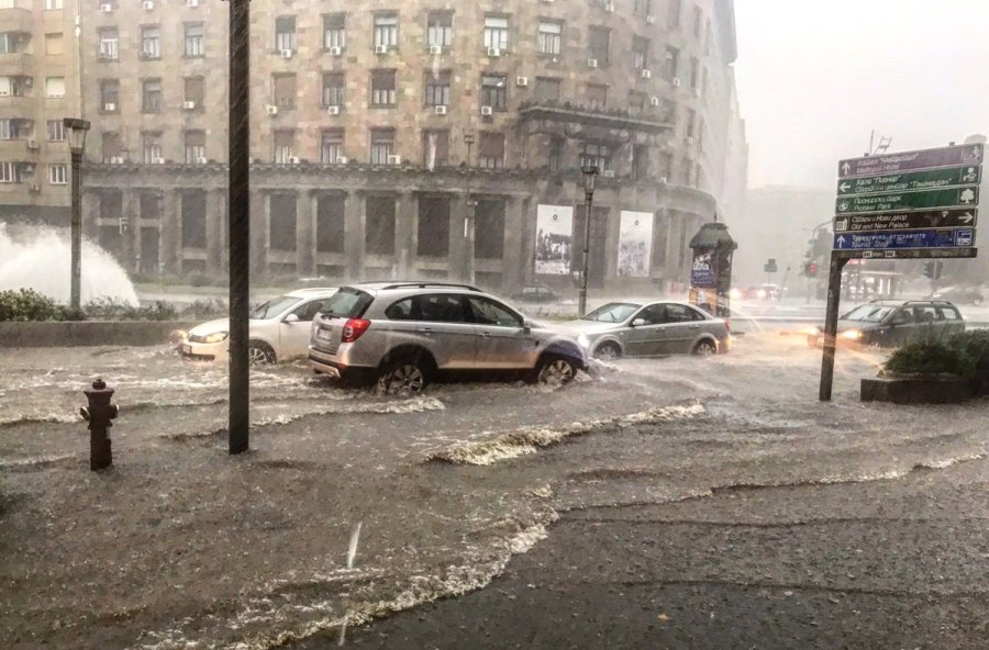 Белград на вода – бура, громови, поплави, гејзери… тоа е главниот град на Србија денеска (ВИДЕО)