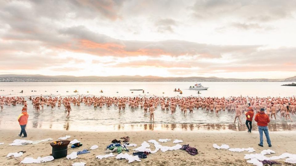 Австралијанци се впуштија во традиционалното „голо капење“ на островот Тасманија