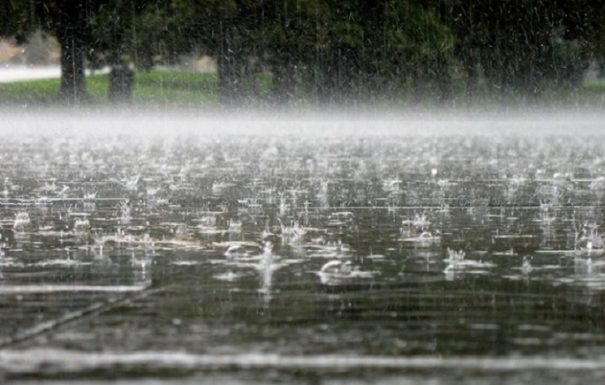 УХМР: Најавените врнежи од дожд може да предизвикаат слевање на водата низ градските улици