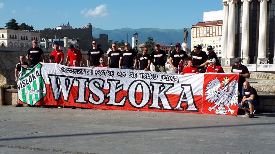 Полски навивачи го запоседнаа центарот на  Скопје(ФОТО)