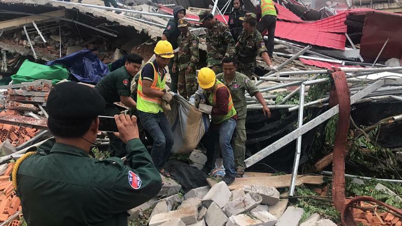Седум работници загинале, а 30 се под урнатините при уривање на станбена зграда во Камбоџа (ФОТО)
