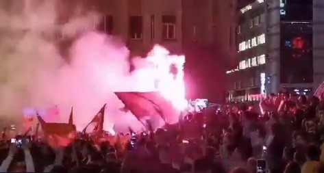 Навивачите веќе слават на плоштадот „Македонија“ (ВО ЖИВО)
