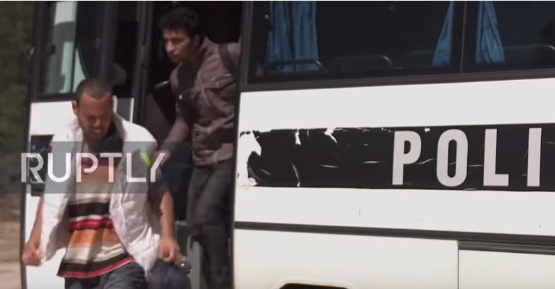 Голема акција на полицијата: Во две куќи во Бихаќ откриени 282 мигранти (ВИДЕО)